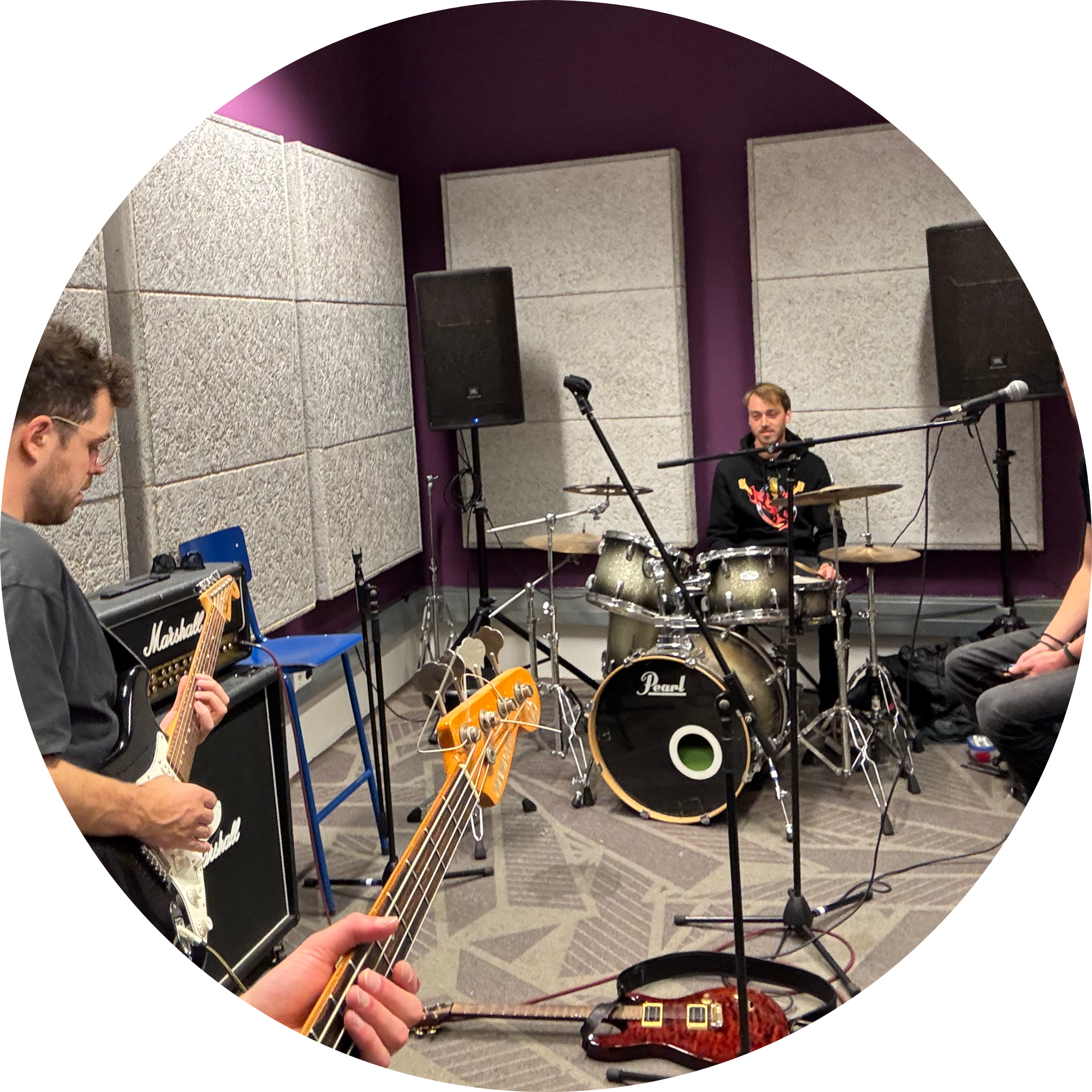 Muzikanten in een oefenruimte